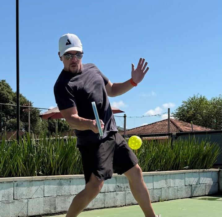 Atleta de Pickleball em ação